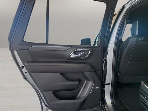 Used 2024 GMC Yukon SLT w/ SLT Luxury Package image 16