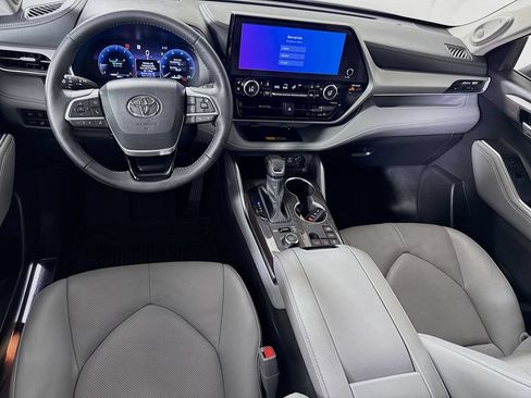 Certified 2025 Toyota Highlander Platinum AWD/4WD image 23