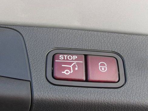 Used 2025 Mercedes-Benz GLB 250 4MATIC image 24