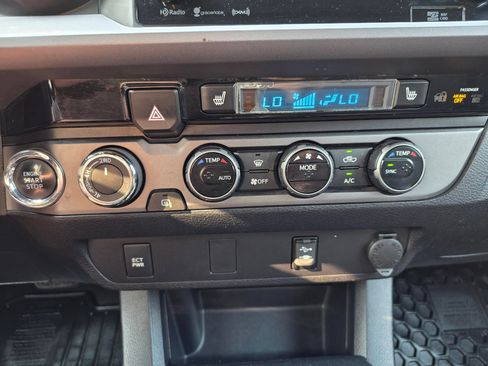 Used 2016 Toyota Tacoma TRD Sport AWD/4WD image 18