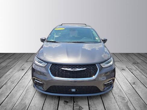 Used 2022 Chrysler Pacifica Touring-L FWD image 2