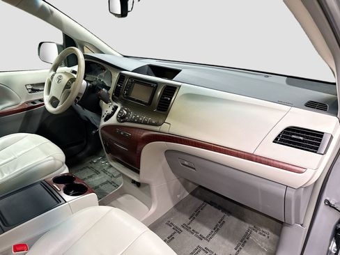 Used 2013 Toyota Sienna XLE image 33