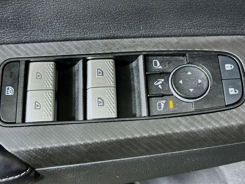 Used 2024 Mitsubishi Outlander SE image 15