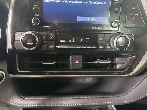 Used 2021 Toyota Highlander XLE FWD image 21