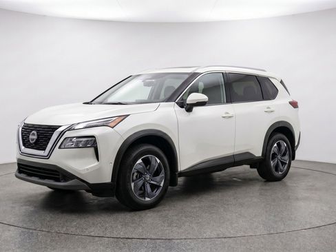 Used 2025 Nissan Rogue SV FWD image 3