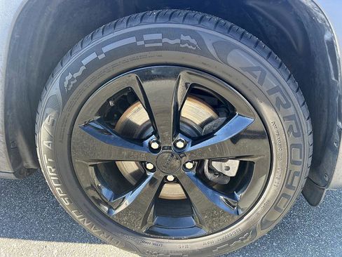 Used 2019 Jeep Cherokee Latitude Plus image 23