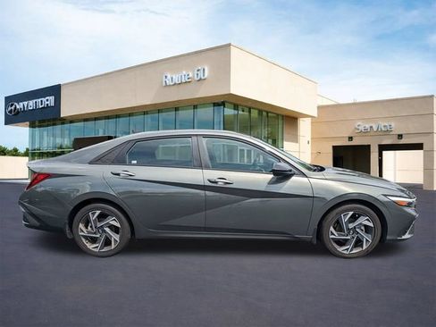 Used 2025 Hyundai Elantra Sport FWD image 3