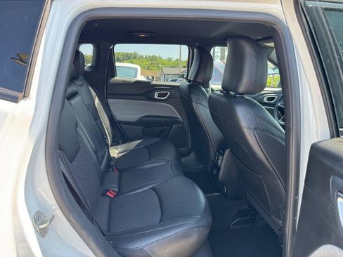 Used 2024 Jeep Compass Latitude AWD/4WD image 12