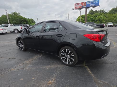 Used 2017 Toyota Corolla SE FWD image 3
