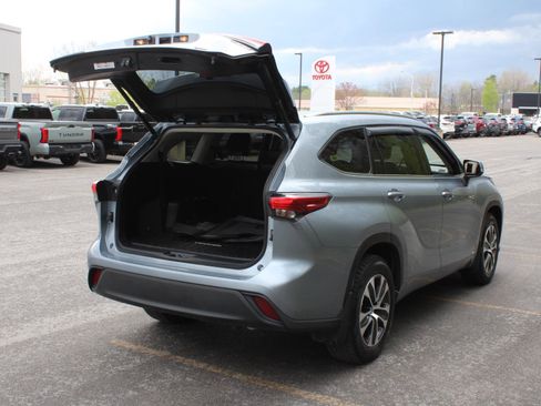Used 2021 Toyota Highlander XLE AWD/4WD image 7