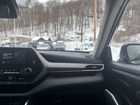 Used 2025 Toyota Highlander LE image 37