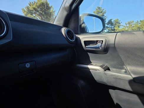 Used 2019 Toyota Tacoma TRD Off-Road AWD/4WD image 29