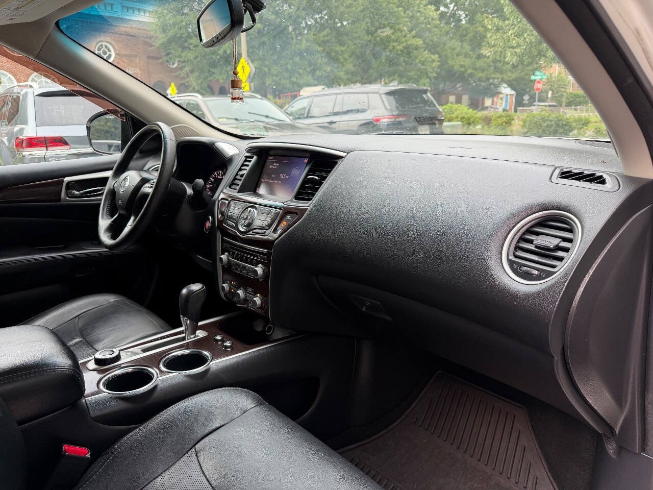 Used 2013 Nissan Pathfinder Platinum AWD/4WD image 18