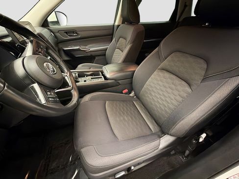 Used 2024 Nissan Pathfinder SV image 11