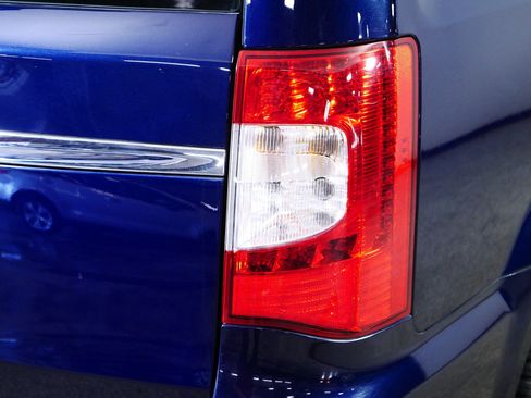 Used 2015 Chrysler Town & Country Touring w/ Driver Convenience Group FWD image 17