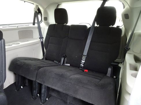 Used 2016 Chrysler Town & Country Touring w/ Driver Convenience Group image 12