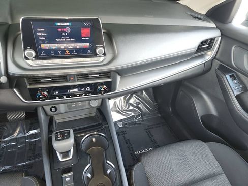 Used 2025 Nissan Rogue SV FWD image 17