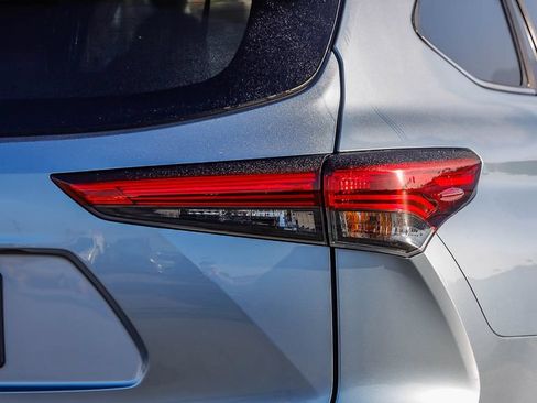 Used 2021 Toyota Highlander XLE AWD/4WD image 9