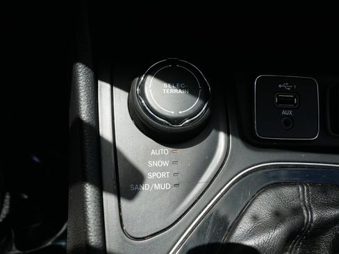 Used 2019 Jeep Cherokee Limited AWD/4WD image 31