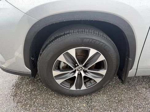 Used 2024 Toyota Highlander XLE FWD image 4