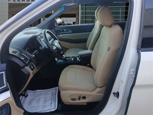 Used 2016 Ford Explorer XLT w/ Equipment Group 201A image 9