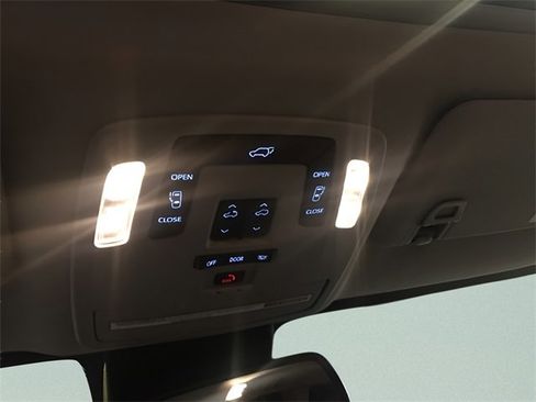 Used 2021 Toyota Sienna XLE image 19