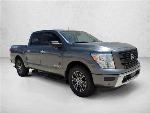 Used 2021 Nissan Titan SV w/ SV Convenience Package RWD image 3