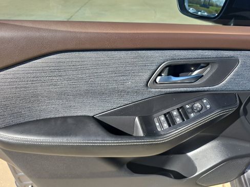 Used 2023 Nissan Rogue SV image 18