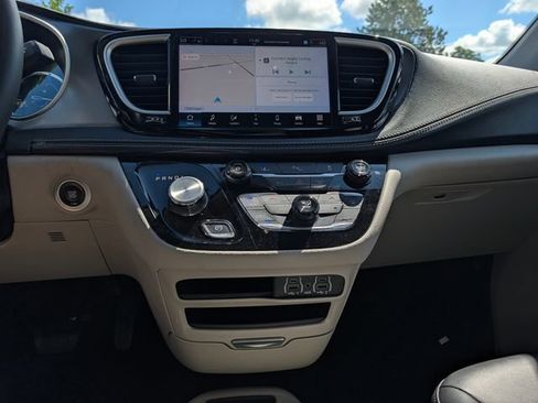 Used 2024 Chrysler Pacifica Limited FWD image 20