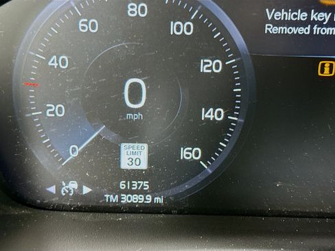 Used 2022 Volvo XC40 T4 Momentum FWD image 16