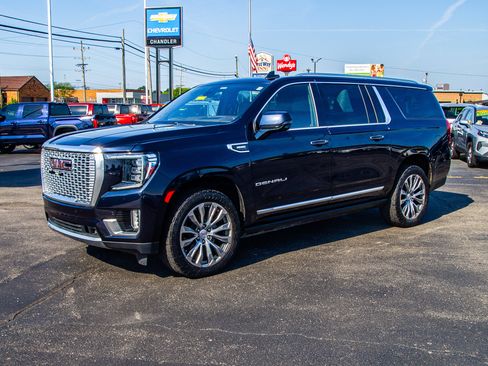 Used 2021 GMC Yukon XL Denali w/ Denali Premium Package AWD/4WD image 3