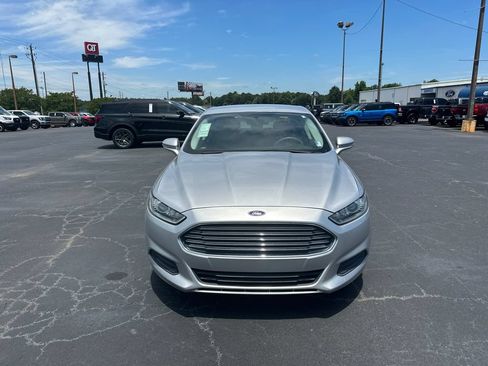 Used 2015 Ford Fusion SE FWD image 2