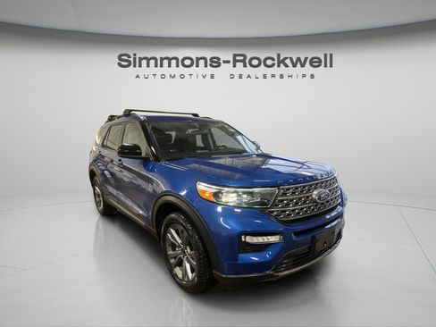 Used 2022 Ford Explorer XLT w/ Equipment Group 202A image 3