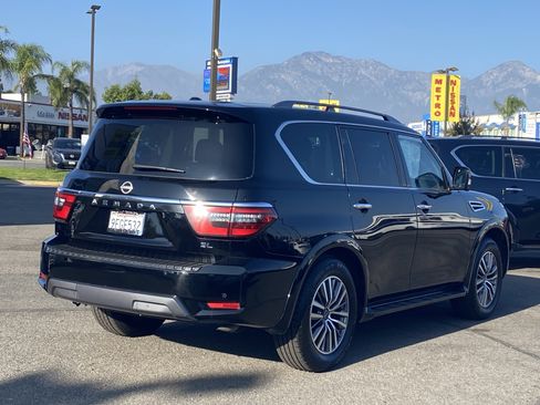 Used 2023 Nissan Armada SL w/ Captain's Chairs Package image 3