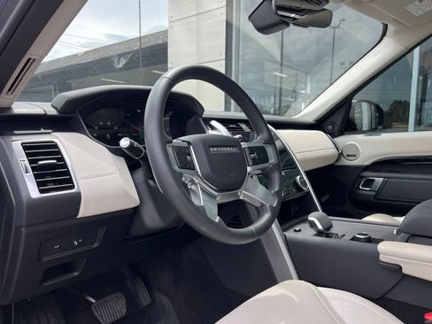 Used 2024 Land Rover Discovery S image 19