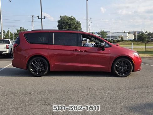 Used 2026 Chrysler Pacifica Limited w/ Uconnect Theater Family Group FWD image 6