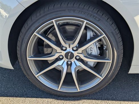 Used 2025 Genesis G70 2.5T image 11