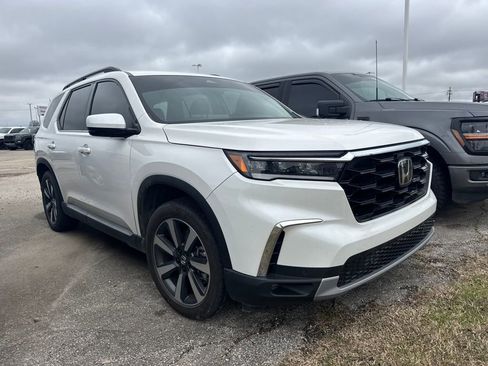 Used 2025 Honda Pilot Touring image 3