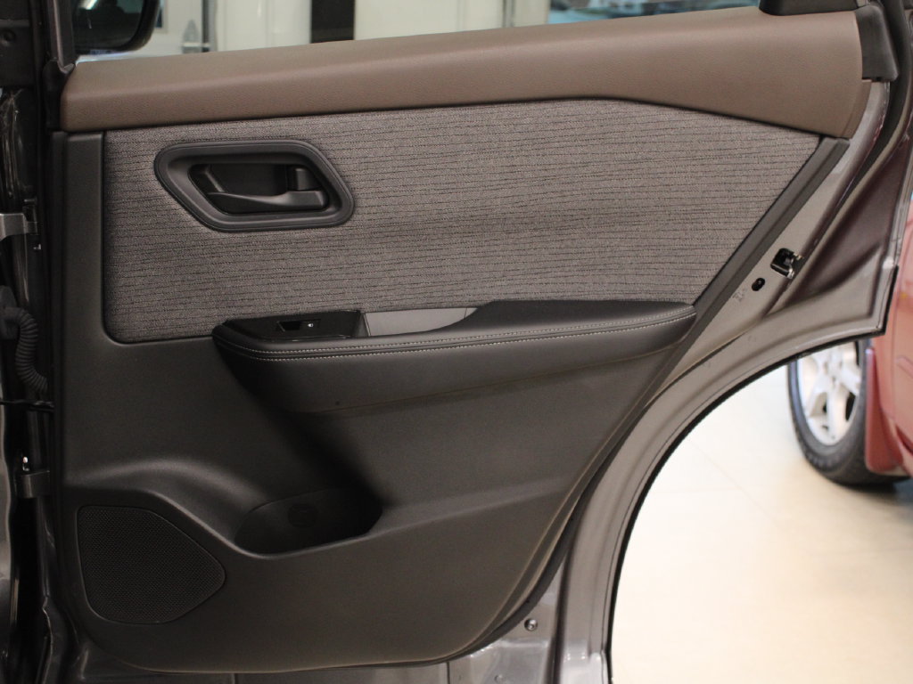 Used 2023 Nissan Rogue S FWD image 31