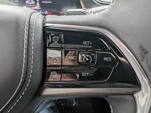 Used 2023 Jeep Grand Cherokee Overland w/ Luxury Tech Group IV AWD/4WD image 30