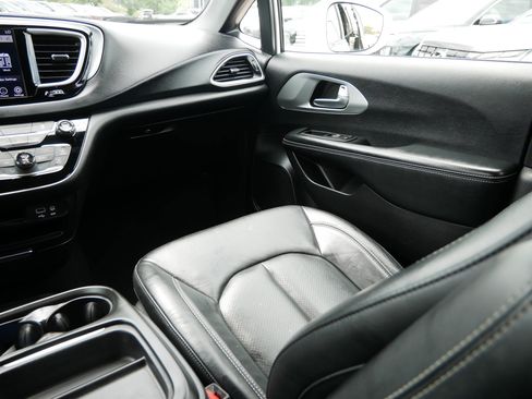Used 2020 Chrysler Pacifica Touring-L w/ S Appearance Package FWD image 11