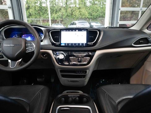 Used 2022 Chrysler Pacifica Touring-L w/ Uconnect Theater Family Group image 20