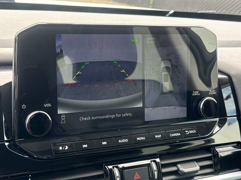 Used 2025 Nissan Pathfinder SL FWD image 19