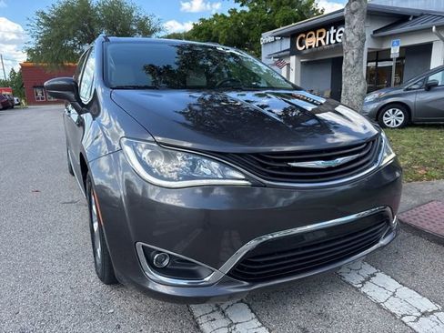 Used 2018 Chrysler Pacifica Touring-L image 2