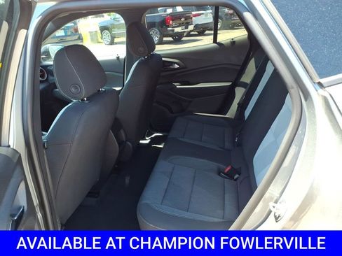 Used 2025 Chevrolet Trax RS FWD image 10