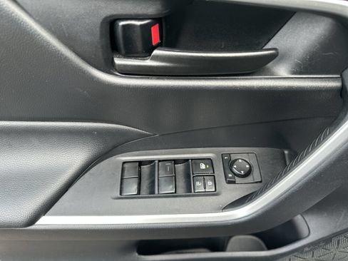 Used 2019 Toyota RAV4 LE FWD image 15