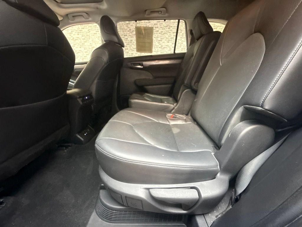 Used 2023 Toyota Highlander Limited FWD image 15