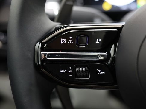 Used 2025 Aston Martin V8 Vantage Coupe image 17