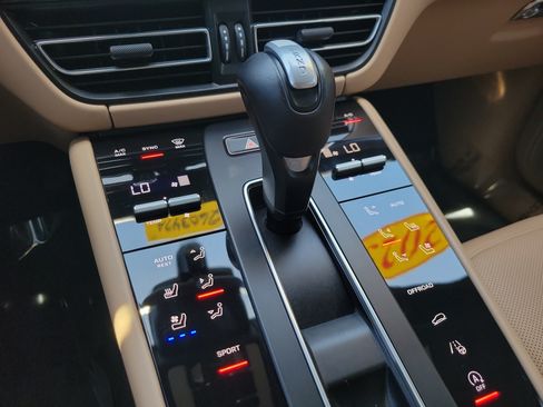 Certified 2023 Porsche Macan AWD/4WD image 25