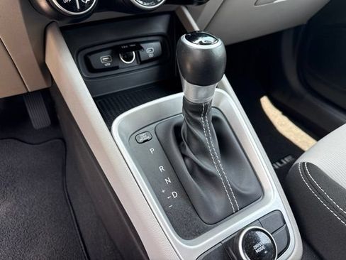 Used 2024 Hyundai Venue SEL FWD image 11